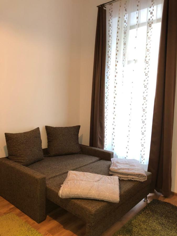 Poppys Apartment Arad Exteriör bild