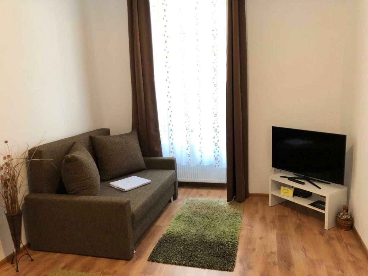 Poppys Apartment Arad Exteriör bild